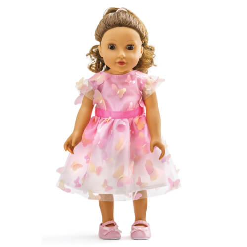Die Puppe trägt ein rosa Kleid mit Schmetterlingsmotiven. Sie hat braune, lockige Haare und rosa Schuhe.