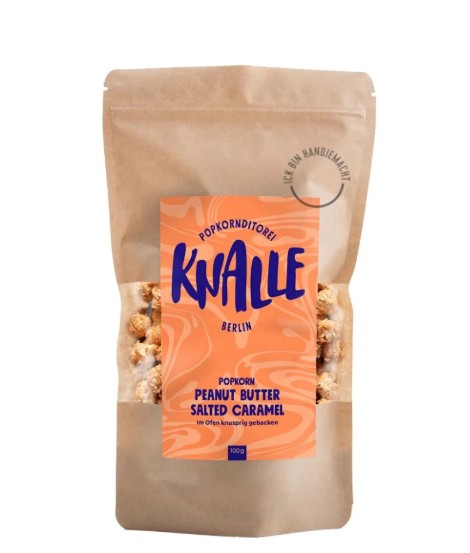 Das Bild zeigt Knalle Popkorn Erdnussb. Salzkaramel 100g. Es ist Popcorn mit Erdnussbutter und Salzkaramell Geschmack.