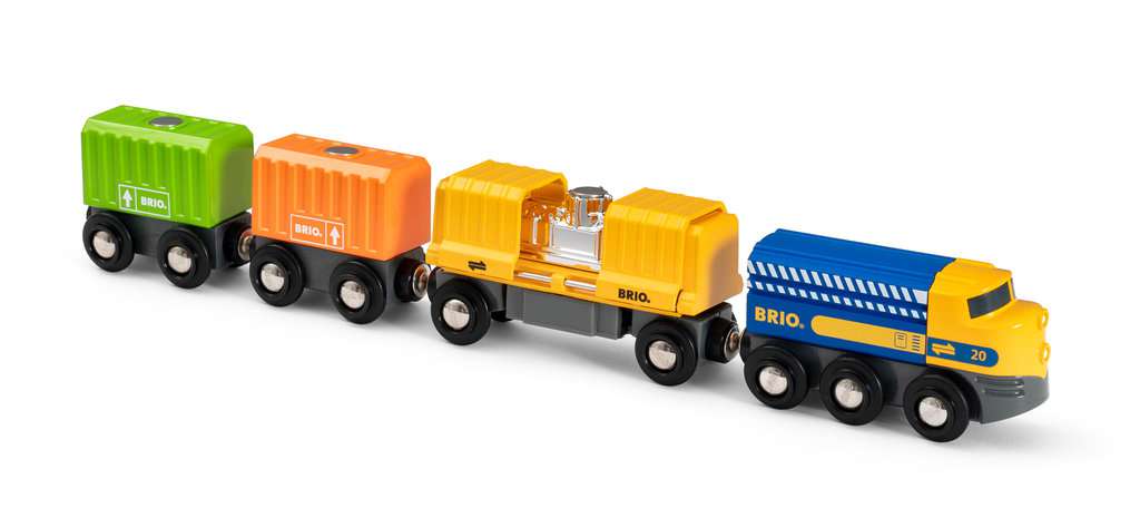 Das Bild zeigt den BRIO® World Drei-Wagen-Güterzug 33982. Der Zug besteht aus einer blauen Lokomotive und drei bunten Güterwagen in Gelb, Orange und Grün.