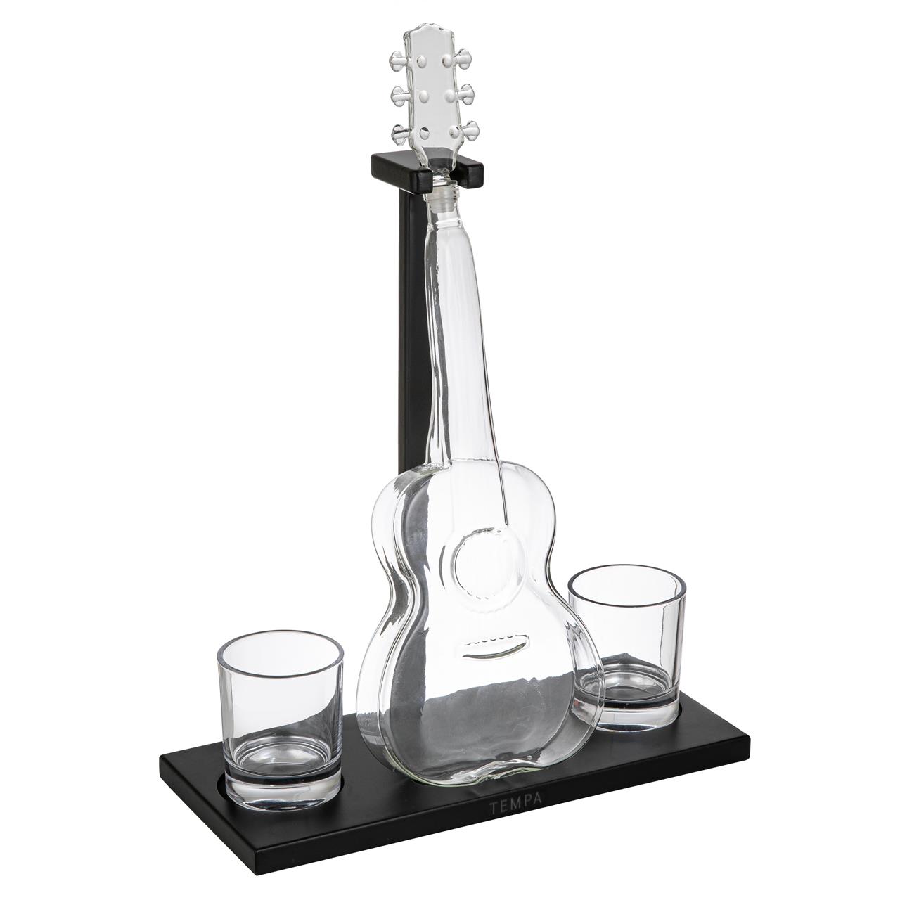 Das Bild zeigt ein Whiskey-Set in Form einer Gitarre mit zwei Gläsern. Die Flasche und die Gläser stehen auf einem schwarzen Tablett.