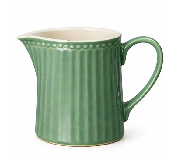 Auf dem Foto ist das Milchkännchen Alice in dusty green abgebildet. Das Kännchen besticht durch sein zeitloses Design.