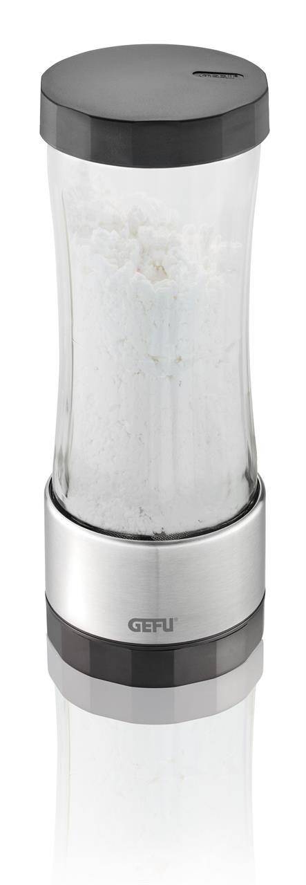 Die Abbildung zeigt die Puderzuckermühle Dispenso von GEFU. Sie besteht aus Glas und Metall und ist mit Puderzucker gefüllt.