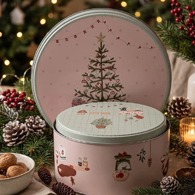 Dies ist ein 2er-Set Weihnachtsdosen mit Tannenbaum-Motiv. Perfekt zur Aufbewahrung von Plätzchen oder anderen Leckereien.