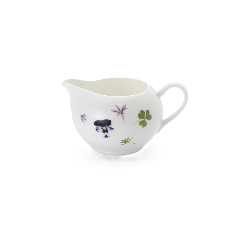 Ein Gießer mit 0,30 Liter Fassungsvermögen aus Fine Bone China, mit dem Motiv 'Kräutergarten'. Dieses Produkt eignet sich ideal zum stilvollen Ausgießen von Flüssigkeiten.