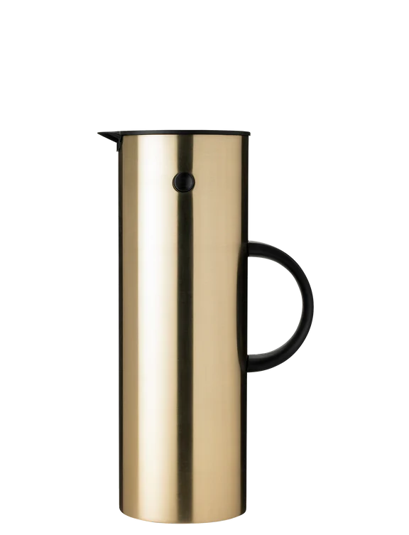 Die Abbildung zeigt eine Isolierkanne mit gebürsteter Messingoberfläche. Sie hat ein Fassungsvermögen von 1 Liter und einen schwarzen Henkel.