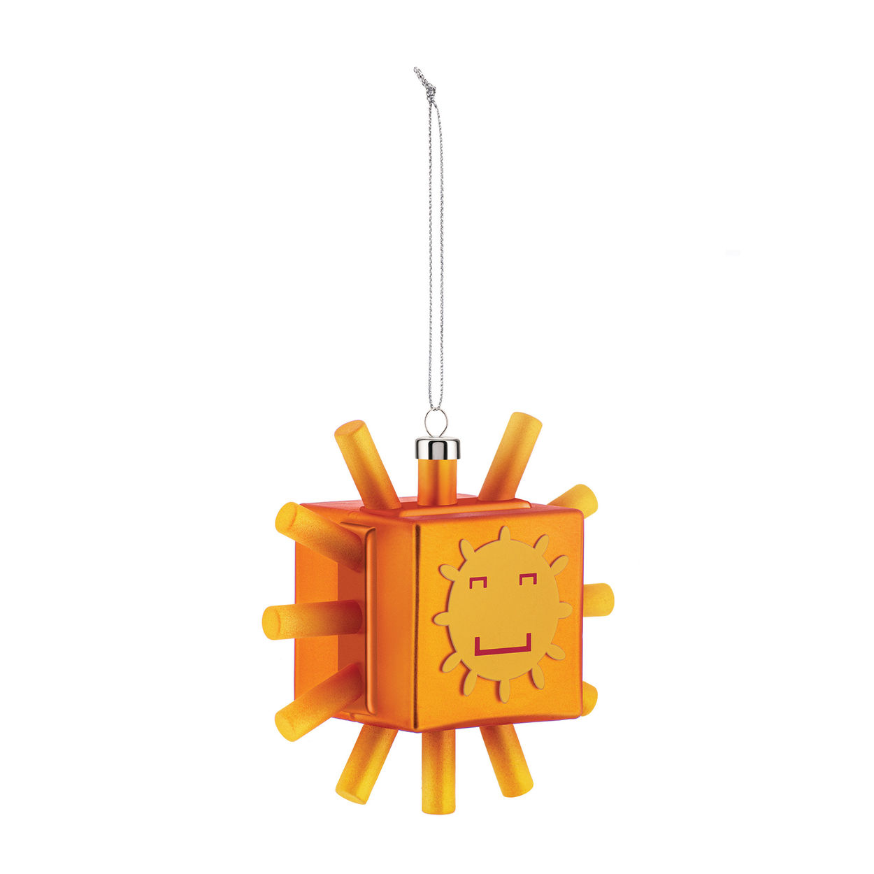 Der Weihnachtsschmuck "Sunflake, Cube" ist eine orangefarbene, würfelförmige Anhängerdekoration mit Sonnenstrahlen und einem lachenden Gesicht. Er kann mit einer silbernen Schnur aufgehängt werden.