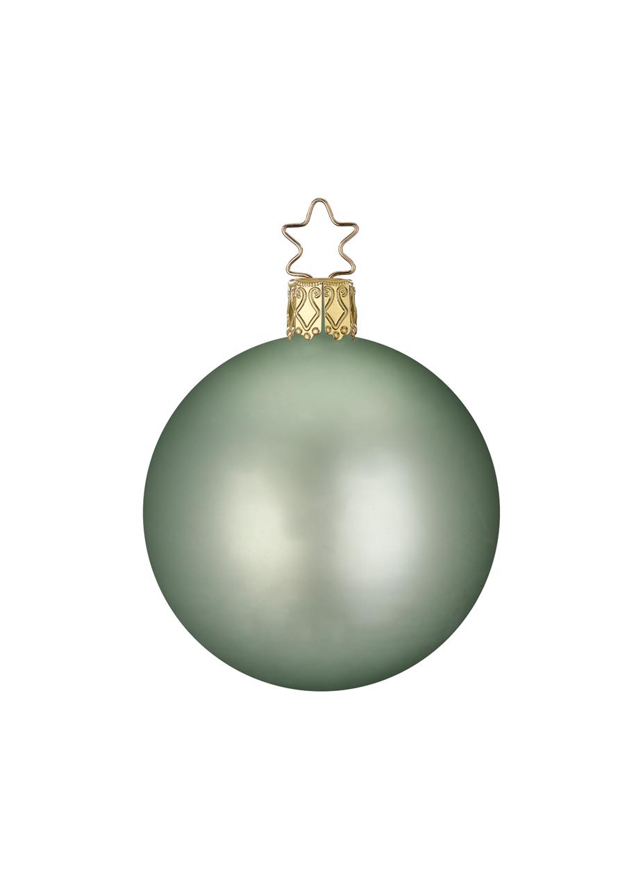 Die Abbildung zeigt eine matte, salbeigrüne Weihnachtskugel mit einem Durchmesser von 10 cm. Oben hat die Kugel eine goldene Aufhängung in Sternform.