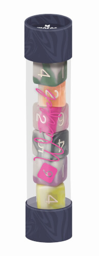 Das Bild zeigt eine durchsichtige Röhre mit mehreren farbigen Würfeln darin. Die Enden der Röhre sind dunkelblau, und die Würfel haben verschiedene Farben und Zahlen.