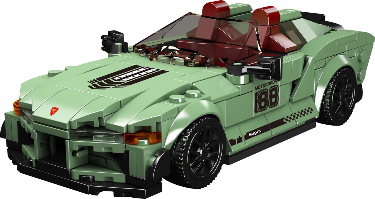 Das Bild zeigt ein grünes Modellauto aus Bausteinen mit der Aufschrift "Supra" und der Nummer 88 an der Seite. Das Fahrzeug ist ein Cabriolet mit zwei roten Sitzen und vielen Details.