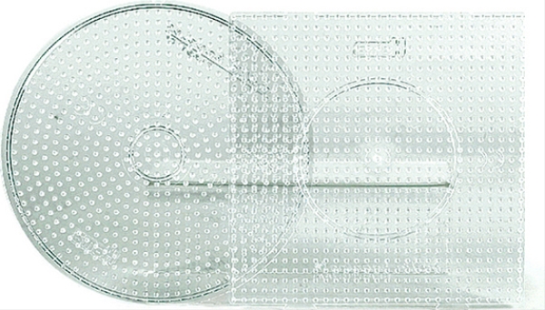 Das Bild zeigt zwei transparente Stiftplatten, eine in Kreisform und eine in Quadratform. Beide Platten haben kleine Erhebungen zum Stecken von Bügelperlen.