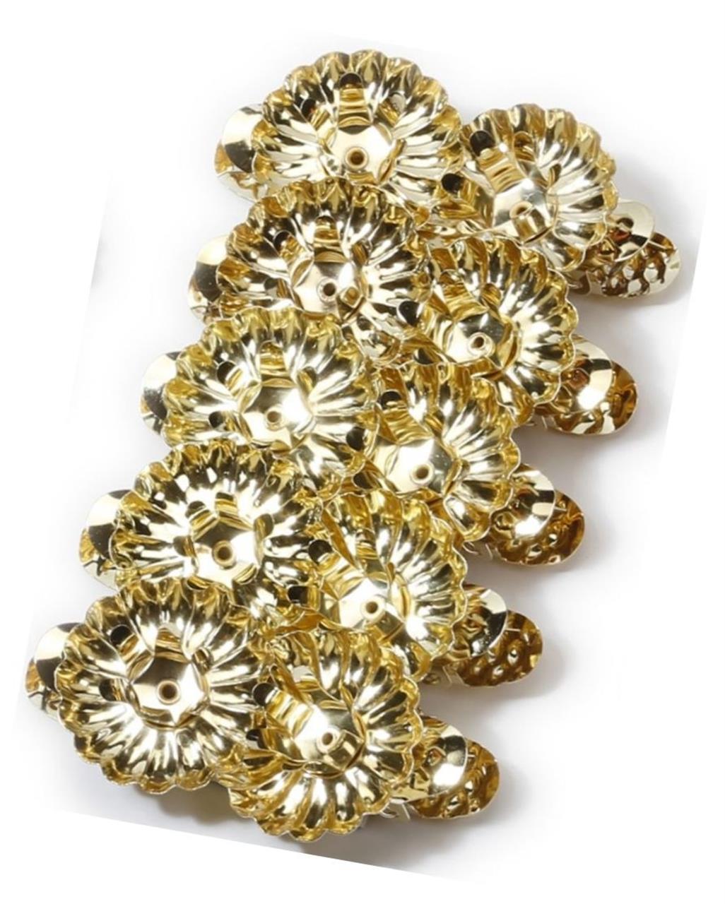 Kerzenhalter mit Clipfunktion, 10 Stück, 4 cm in der Farbe Sekt sind hier zu sehen. Sie werden zum Befestigen von Kerzen verwendet.