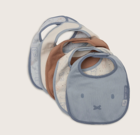 Das Bild zeigt das Lätzchen Jersey Wasserdicht Miffy Moments - Cloudy. Das Lätzchen ist wasserdicht und hat ein wolkiges Design.