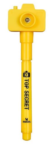 Auf dem Bild ist ein gelber Stift in Form einer Kamera zu sehen. Auf dem Stift steht "TOP SECRET" und das Logo von "moses."