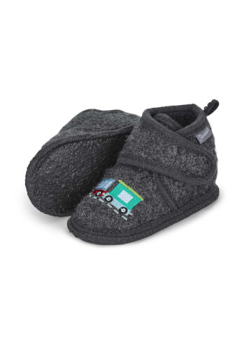 Auf dem Bild sind ein Paar dunkelgraue Kinderschuhe zu sehen. Auf einem Schuh ist eine bunte Lokomotive aufgestickt.