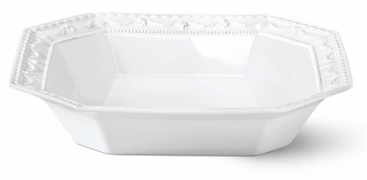 Die Abbildung zeigt eine kleine, eckige Salatschale aus weißem Porzellan. Sie hat einen dekorativen Rand und misst 22 cm.