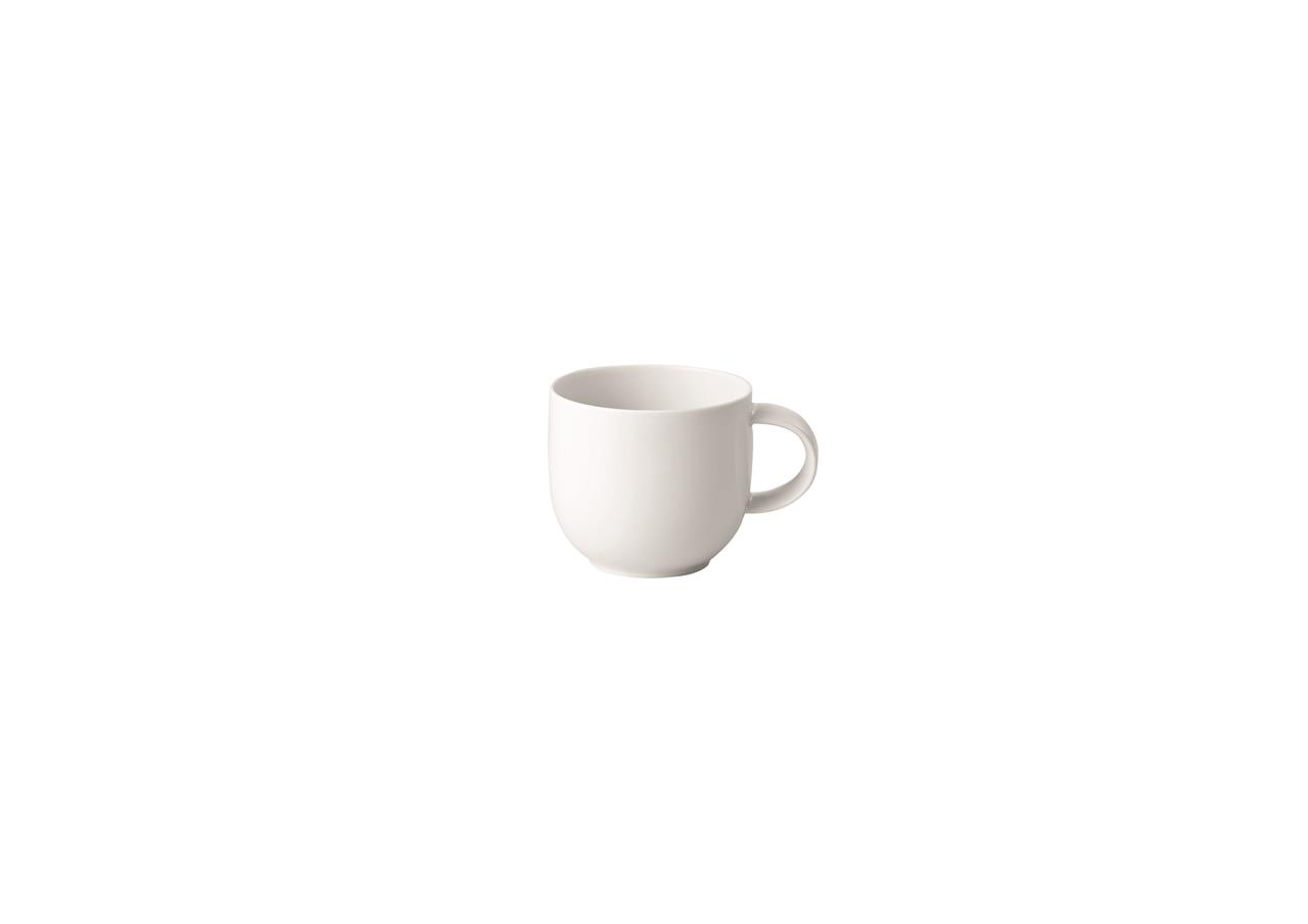 Auf dem Bild ist eine schlichte, weiße Espressotasse aus Porzellan zu sehen. Die Tasse hat ein Fassungsvermögen von 0,1 Litern und besitzt einen kleinen Henkel.