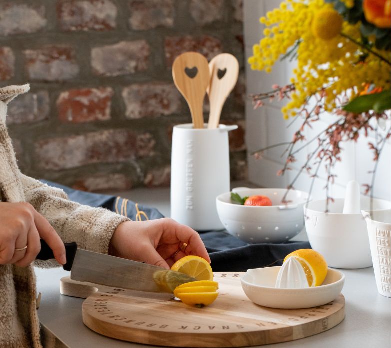 Das Bild zeigt schöne Küchenbretter. Die Küchenbretter eignen sich gut zum Schneiden von Lebensmitteln.