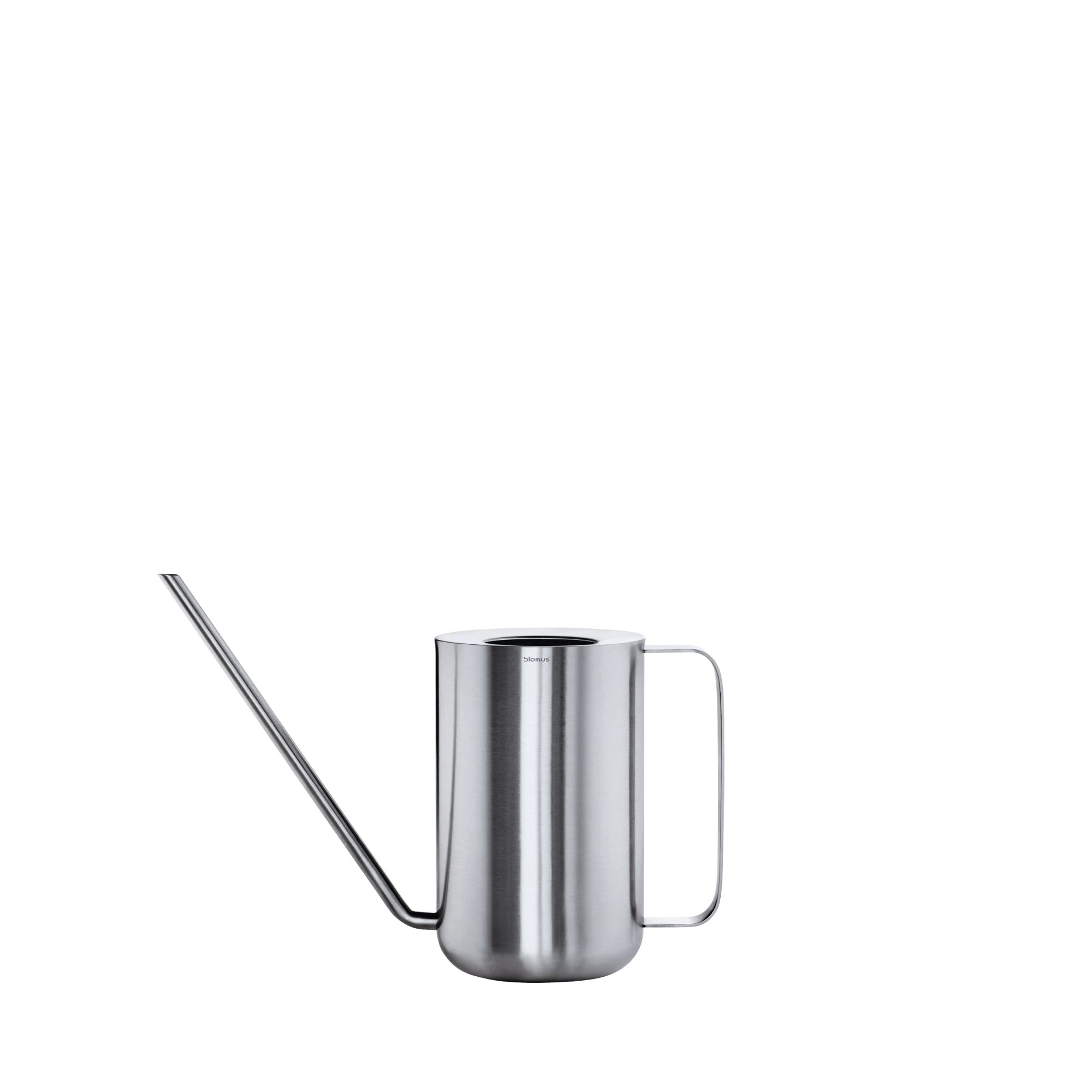 Auf dem Bild ist eine silberne Gießkanne aus Metall zu sehen. Sie hat einen langen, schmalen Ausguss und einen einfachen Griff.