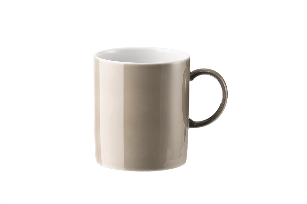 Auf dem Bild ist ein Becher mit Henkel in der Farbe Greige zu sehen. Der Becher hat ein Fassungsvermögen von 0,3 Litern und gehört zur Serie Sunny Day.