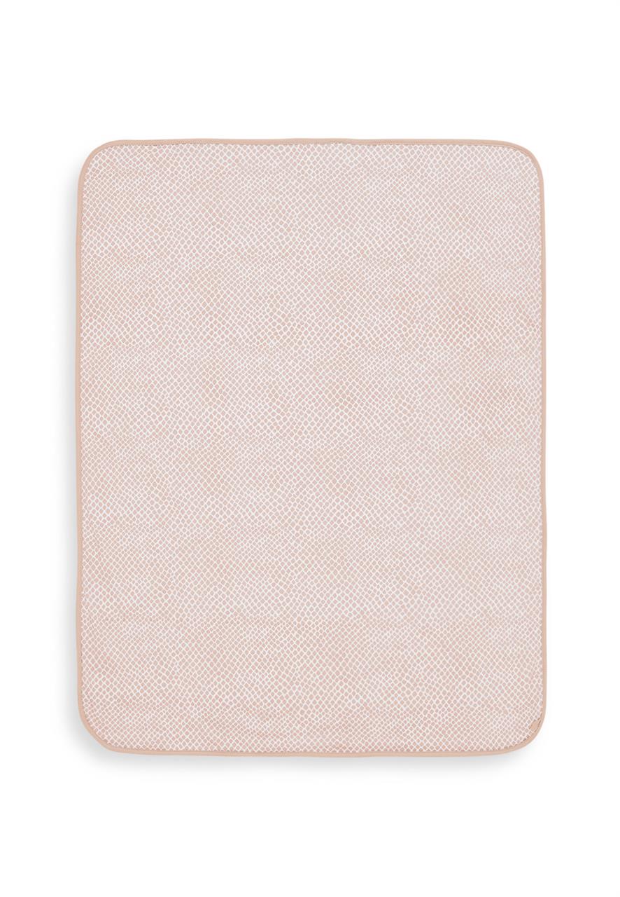 Dies ist eine Babydecke in einem zarten Rosa mit einem feinen Schlangen-Muster. Sie hat eine Größe von 75x100 cm und abgerundete Ecken.