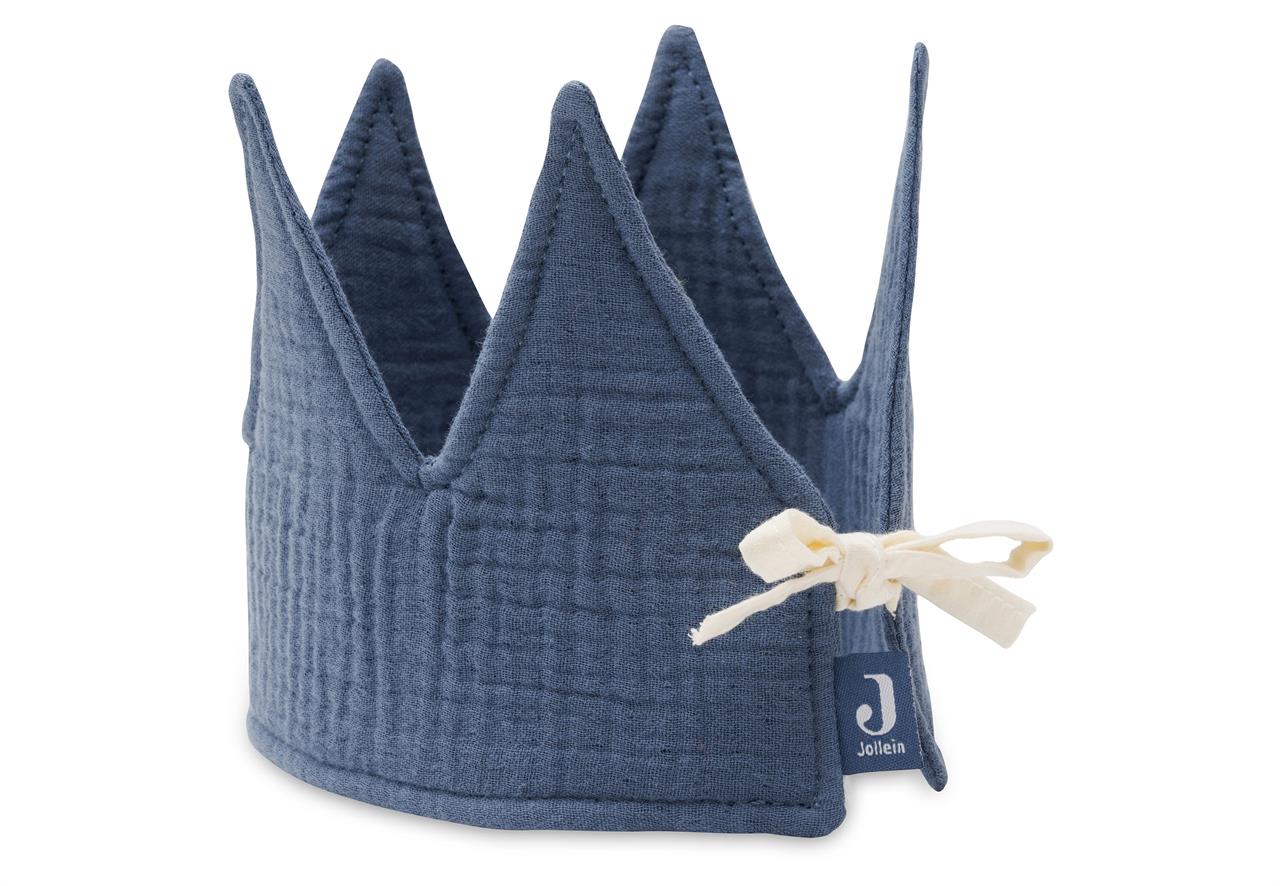 Auf dem Bild ist eine Geburtstagskrone aus Stoff in Jeansblau zu sehen. Sie ist etwa 12x35 cm groß und hat eine Schleife zum Binden an der Seite.