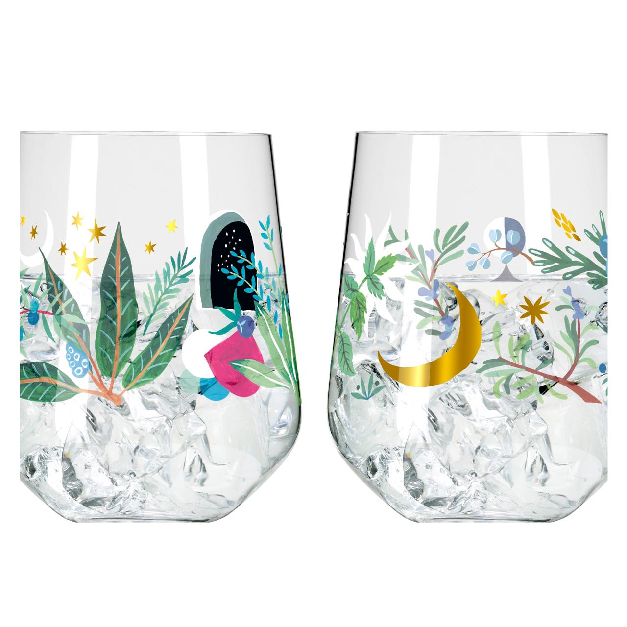 Das Bild zeigt zwei Gin-Gläser mit bunten botanischen Motiven und goldenen Akzenten. Die Gläser sind mit Eiswürfeln gefüllt und haben ein elegantes, modernes Design.