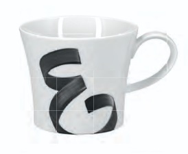 Die Abbildung zeigt eine weiße Tasse mit einem großen, schwarzen Buchstaben "E" auf der Vorderseite. Es handelt sich um das Produkt "Becher Berlin E Alphabet Edition".