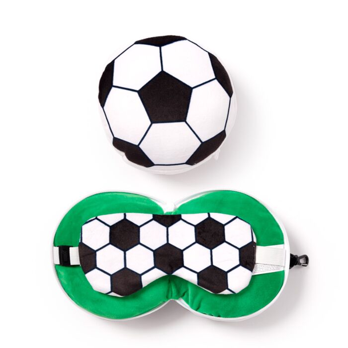 Auf diesem Bild sieht man das Fussball Reisekissen & Schlafmaske Set. Das Design ist inspiriert vom klassischen Fußball.
