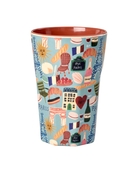 Der Melaminbecher 'Paris mon amour' mit 400 ml Fassungsvermögen ist abgebildet. Das Design erinnert an die Stadt Paris.
