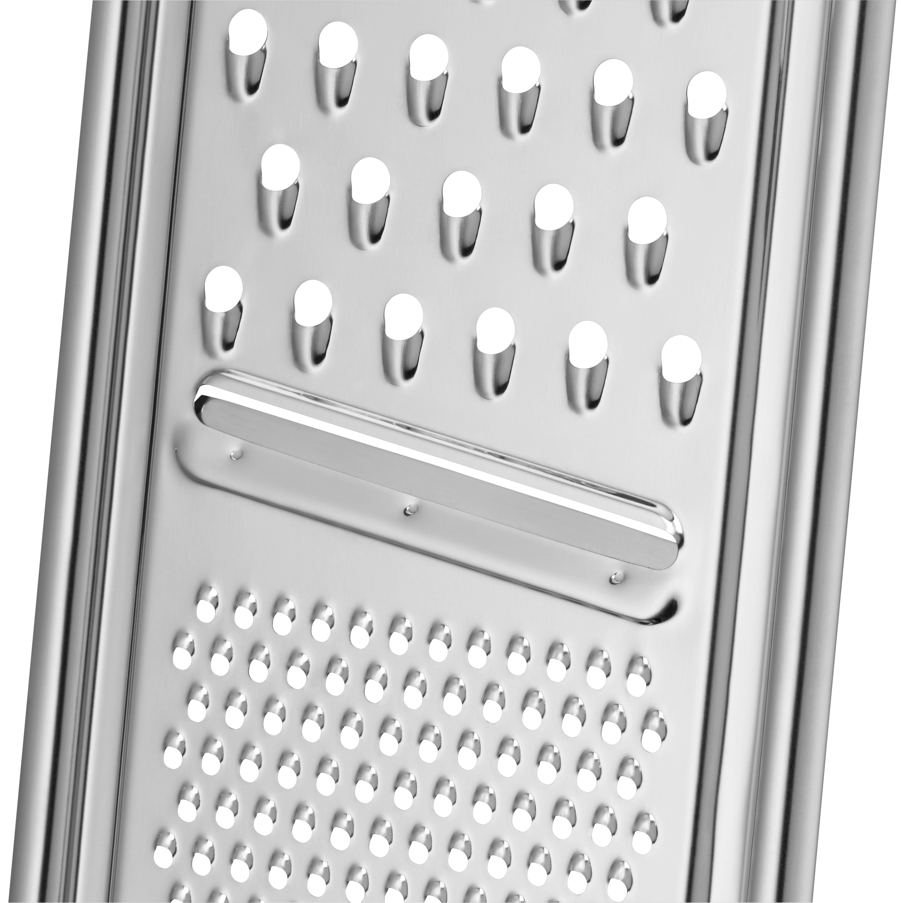 Das Bild zeigt eine Nahaufnahme einer silbernen Küchenreibe aus Metall. Zu sehen sind verschiedene Reibeflächen mit unterschiedlich großen Löchern.