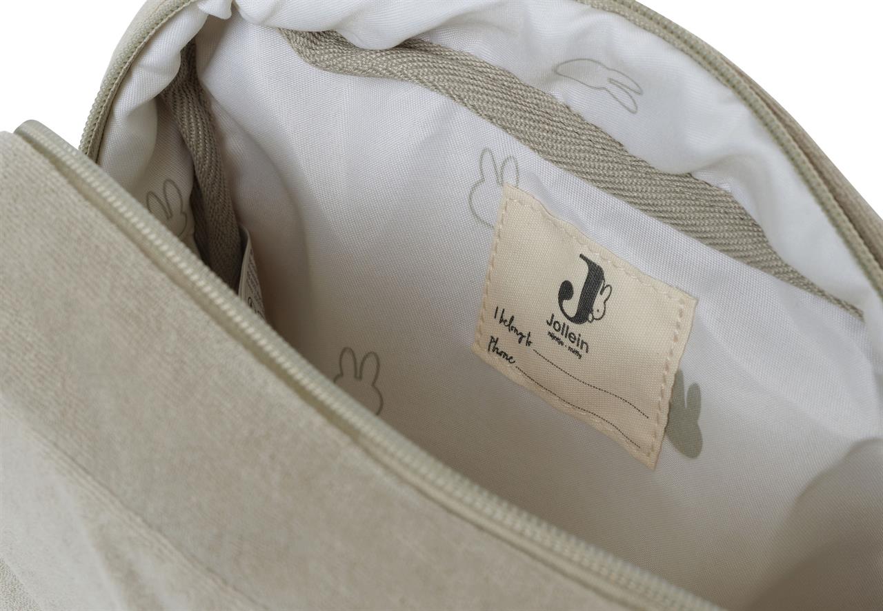 Die Abbildung zeigt die Innenseite des Beutel Frottee Miffy in Olivgrün. Auf dem Futter sind kleine Miffy-Köpfe sowie ein Jollein-Label zu sehen.