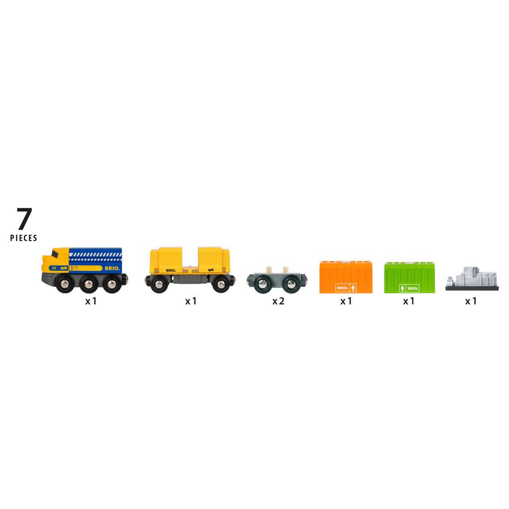 Das Bild zeigt das Spielzeugset "BRIO® World Drei-Wagen-Güterzug 33982" mit sieben Teilen. Es beinhaltet eine Lokomotive, zwei Waggons, zwei Container und zwei Ladungsstücke.