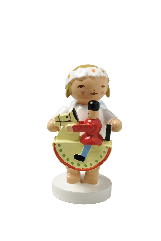 Margeritenengel mit Reiterlein zeigt einen Margeritenengel mit einem kleinen Reiter. Die Figur ist in traditionellen, sanften Farben gehalten.