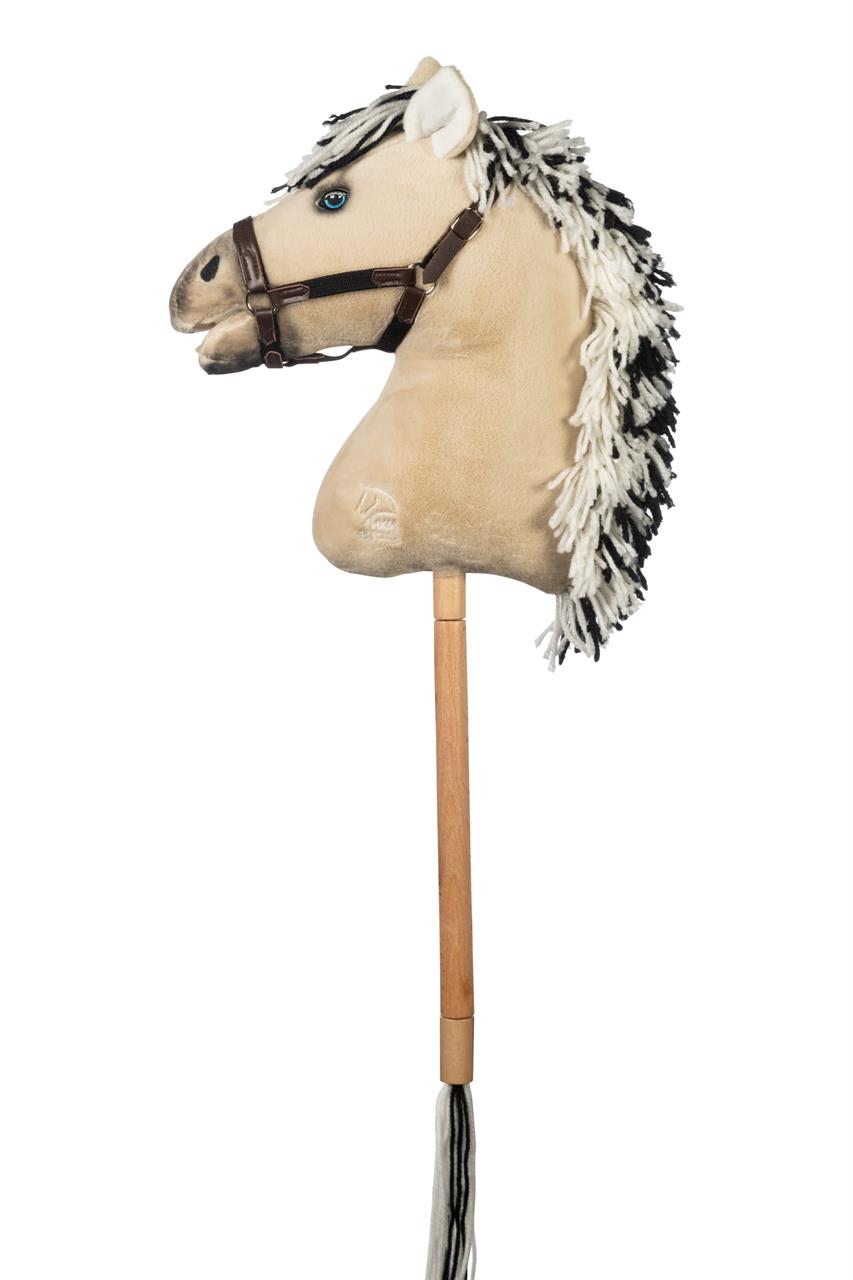 Dies ist ein Steckenpferd mit einem weichen Plüschpferdekopf und einer langen Mähne. Es hat einen Holzstab und stellt das Produkt "Hobby Horse -Premium- Norweger" dar.