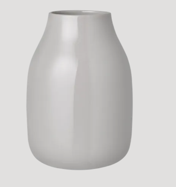Diese Abbildung zeigt die Vase COLORA in der Farbe Mourning Dove, glänzend und in Größe L. Die Vase besitzt ein elegantes und zeitloses Design.