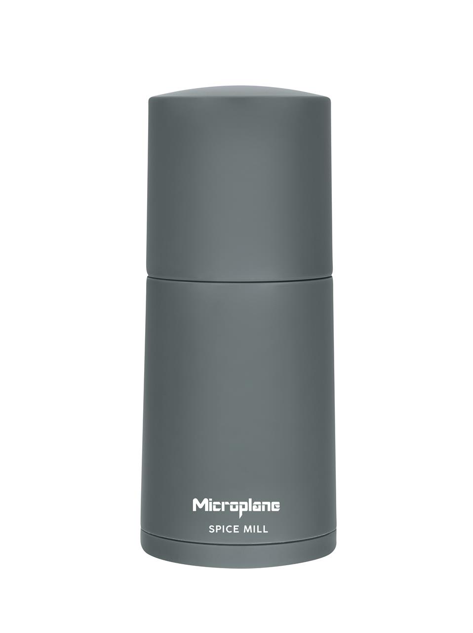 Das Bild zeigt eine graugrüne Gewürzmühle der Color Edition mit der Aufschrift "Microplane Spice Mill". Das Design ist schlicht und modern gehalten.