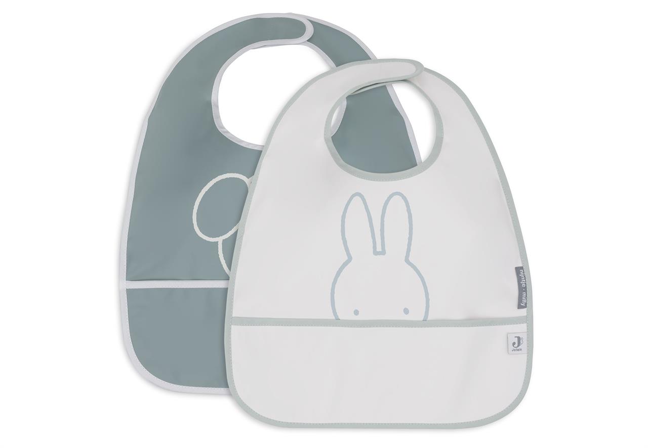 Auf dem Bild sind zwei wasserdichte Lätzchen in Grün- und Weißtönen zu sehen. Auf einem Lätzchen ist das Miffy-Motiv abgebildet.