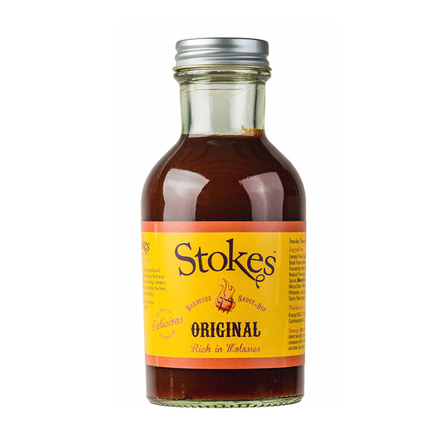 Das Bild zeigt eine Flasche Stokes BBQ Sauce Original mit 250 ml Inhalt. Die Sauce befindet sich in einer Glasflasche mit einem gelben Etikett und silbernem Deckel.