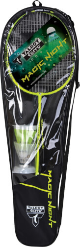 Das Bild zeigt ein Badminton-Set in einer schwarzen Tragetasche mit der Aufschrift "Magic Night". Im Set sind mindestens ein Schläger und mehrere Federbälle enthalten.