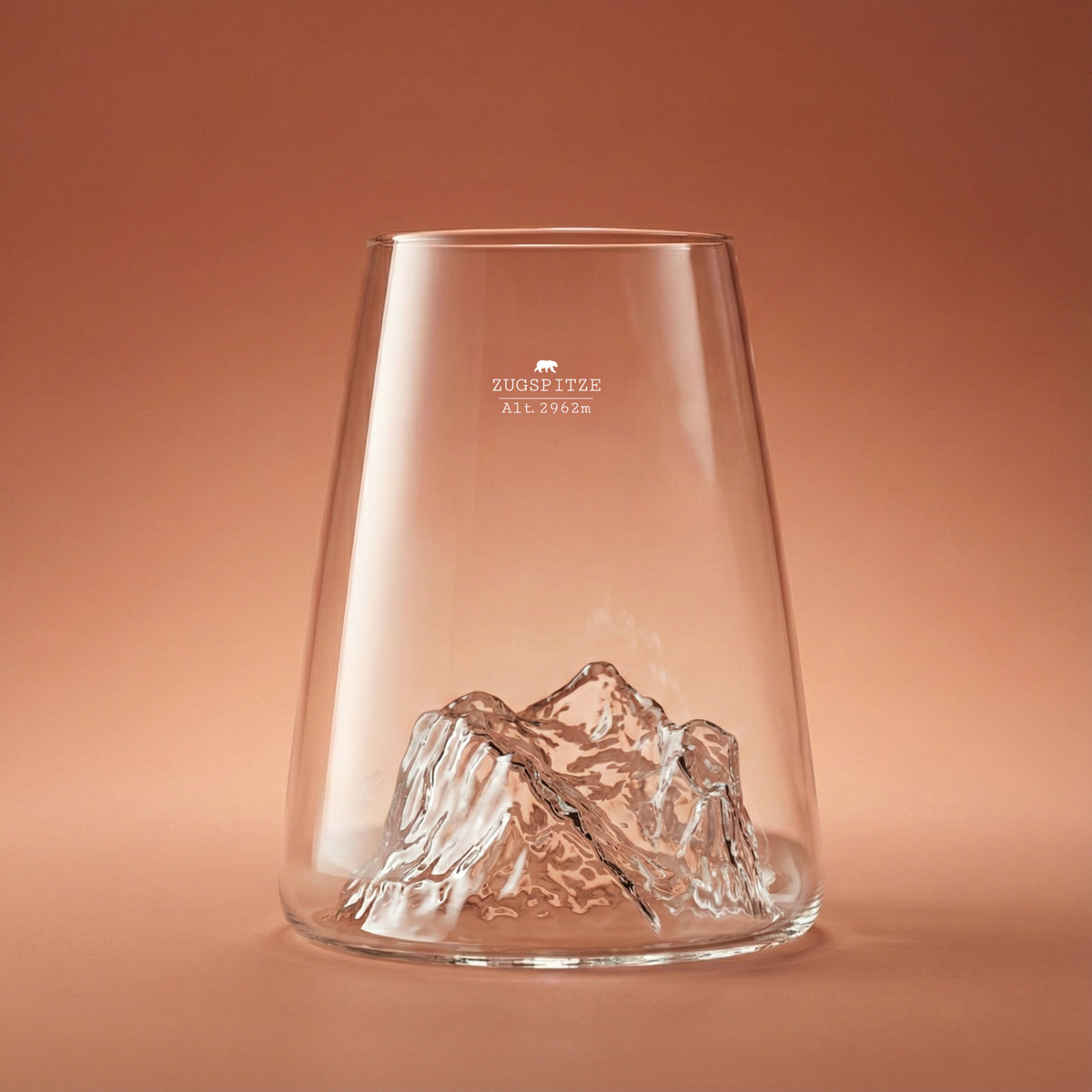Das Bild zeigt das Produkt Glas - Topographic Zugspitze. Es handelt sich um ein Glas mit topografischem Design der Zugspitze.