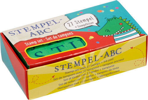 Auf dem Bild ist ein bunter Karton mit der Aufschrift "STEMPEL-ABC" zu sehen. Die Schachtel enthält ein Stempelset mit 27 Buchstabenstempeln und zeigt eine Illustration eines grünen Krokodils.