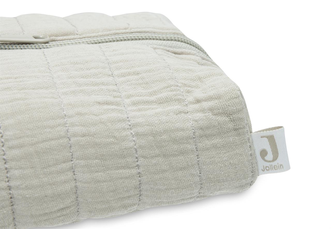 Das Bild zeigt ein Feuchttücher Etui in Olivgrün. Es besteht aus einem weichen, strukturierten Stoff und hat einen Reißverschluss sowie ein Jollein-Label an der Seite.
