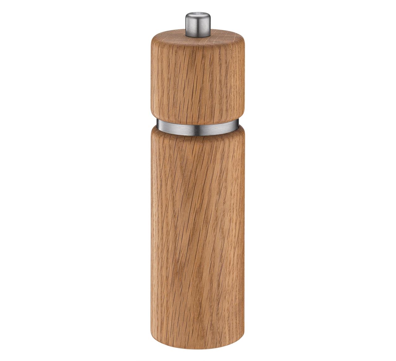 Die Abbildung zeigt eine Salzmühle aus Eichenholz mit einer Höhe von 18 cm. Das schlichte, zylindrische Design wird durch einen Metallring und -knopf akzentuiert.